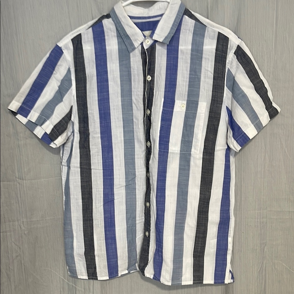 American Eagle Outfitters Blue and White Casual Button Down Shirt